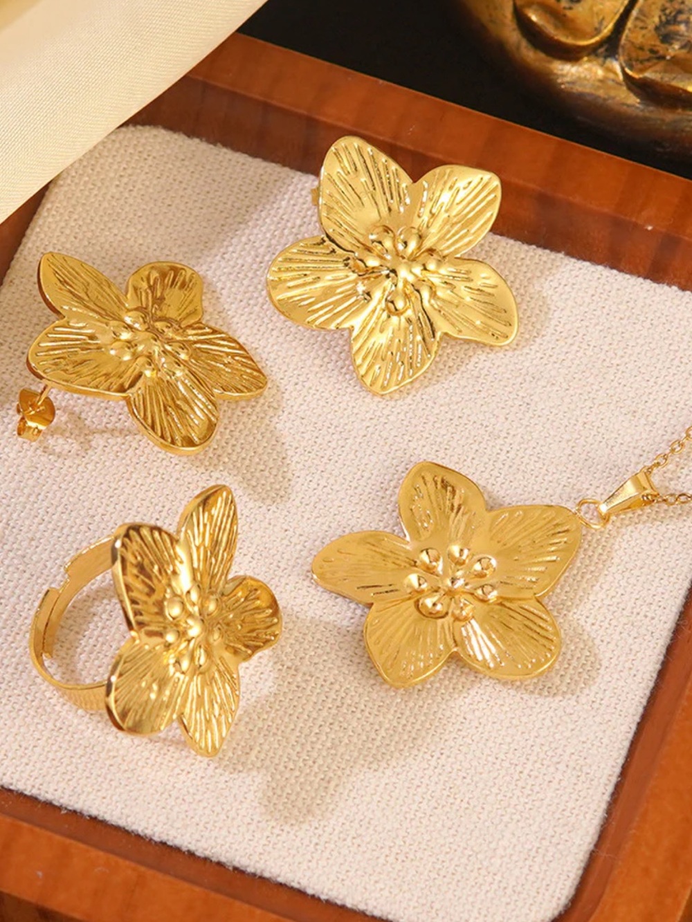 Vintage Style Gold Floral Pendant Jewelry Set - NWOT